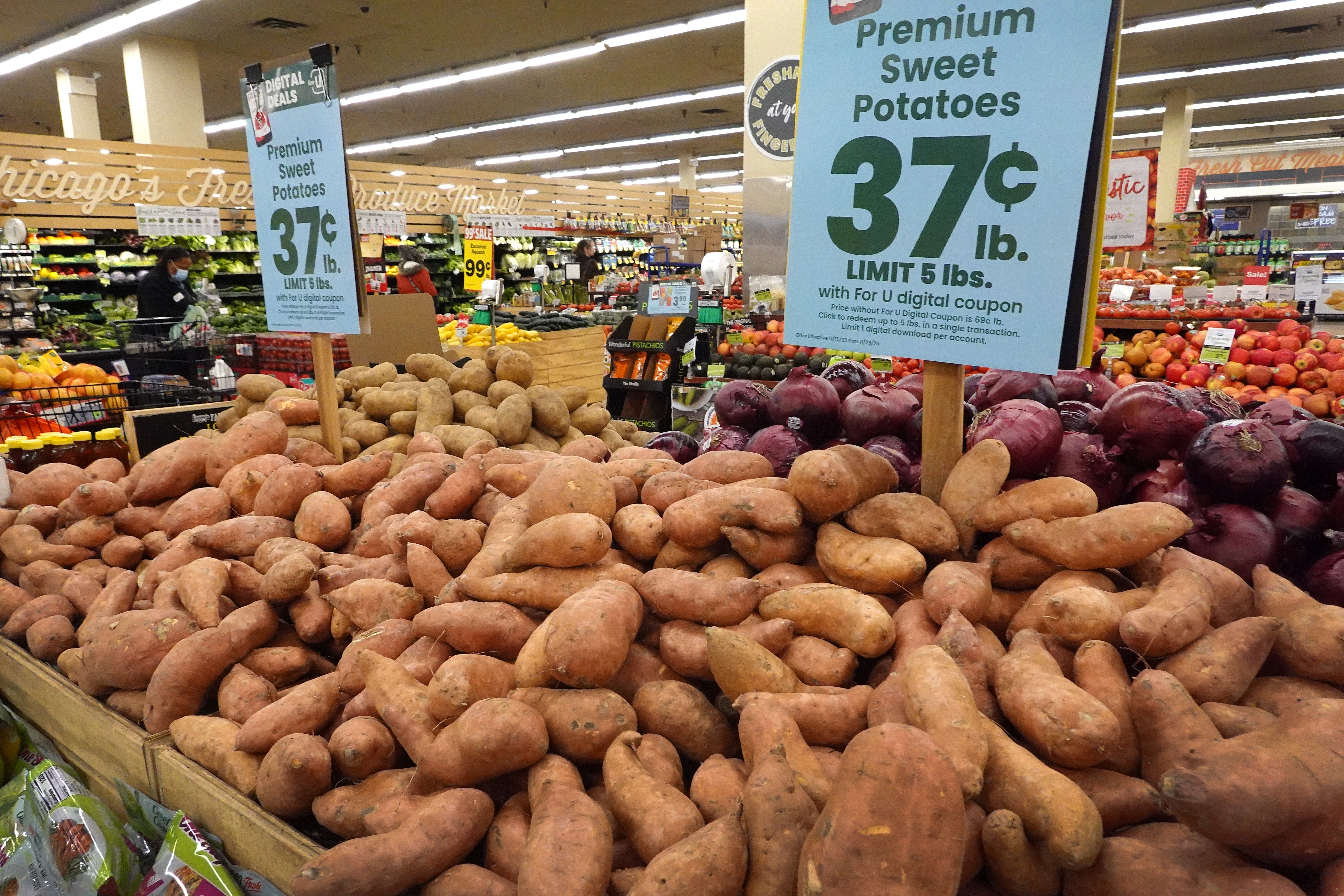 Eating sweet potatoes for dinner is a good source of fiber